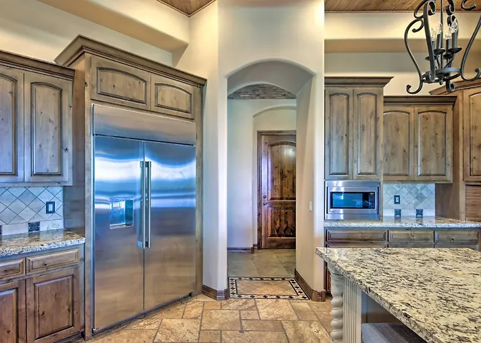 Near Golfing: Mesa W/ Outdoor Oasis & Pool! Villa