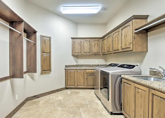 Near Golfing: Mesa W/ Outdoor Oasis & Pool!