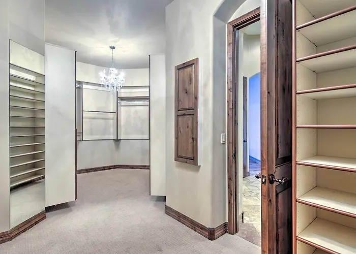 Villa Near Golfing: Mesa W/ Outdoor Oasis & Pool!